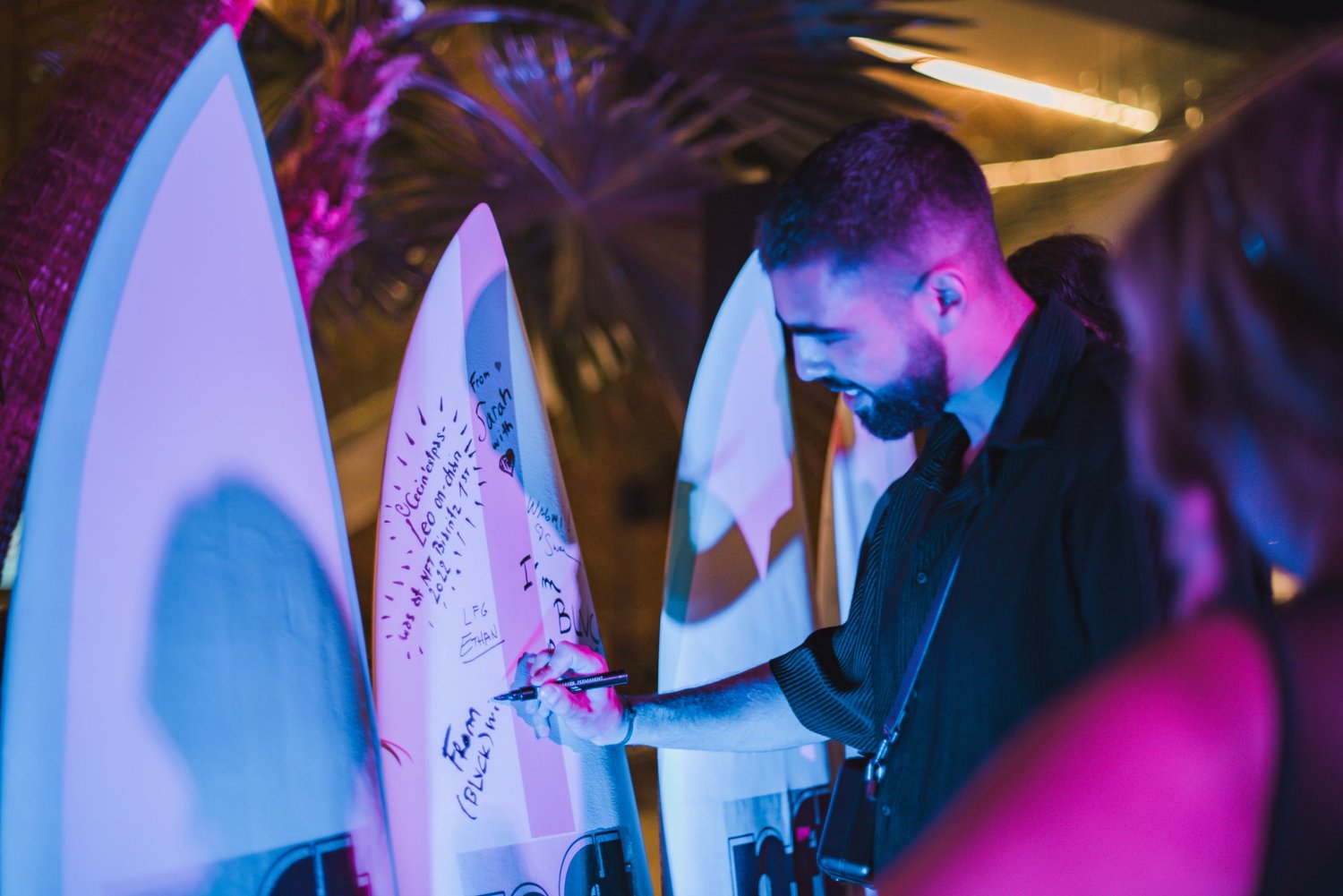 NFT Biarritz dédicace sur planches de surf